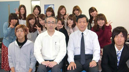 宮川ゼミ3年生と菓宗庵大橋社長（前列左から２人目）