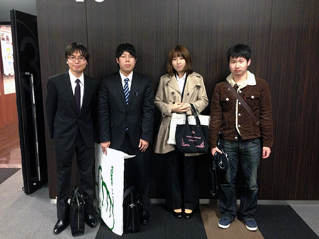 左から受賞者の安井さん、村田さん、近藤さん、河村さん