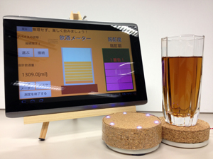 Androidアプリケーション（左）とコースター型デバイス