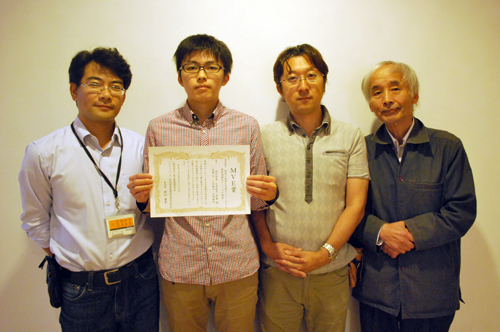 左から山田教授、植田さん、宮崎教授、伊藤教授