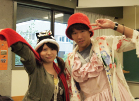 寸劇の衣装を着た合田さん（左）