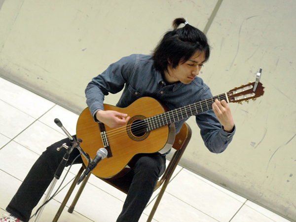 http://www.chukyo-u.ac.jp/activity/news/images/2012.4.guitar.jpg