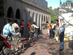 自転車通学の学生に呼びかけるＡＰＰ