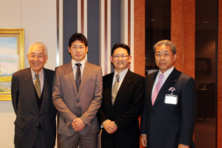 左から小川理事長、武藤選手、梅村理事、北川学長