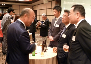 川岸前会長（左）と鈴木理事（右）