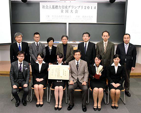 大賞に輝いたゼミ生（前列女性4人）と宮川教授（右から2番目）。後方は審査委員
