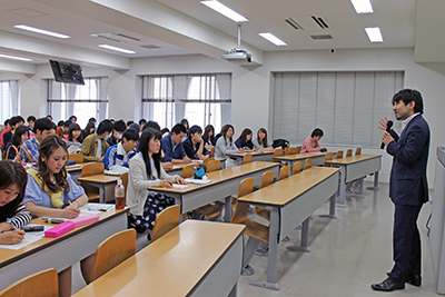 山中市長（右）の話を聞く学生ら