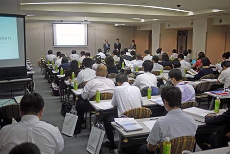 説明会でメモを取る参加者