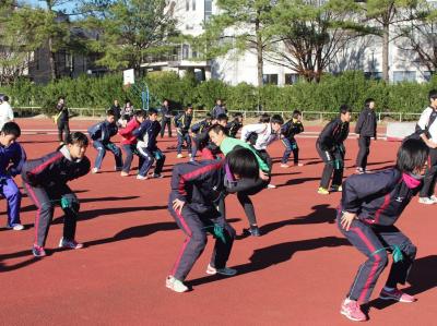 縮小　陸上競技場でコアトレーニングを体験する生徒たちIMG_6590-thumb-400x299-10195