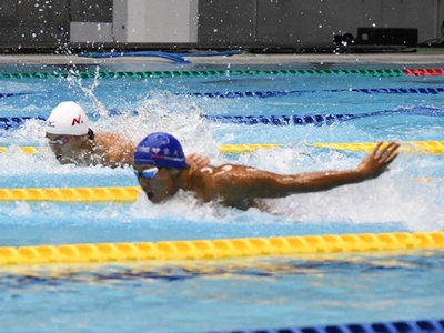 DSC_5825 川本選手100バタ力泳 縮小.jpg