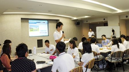 学部授業で発表する生徒