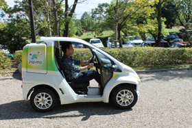 小型電気自動車を試運転する学生