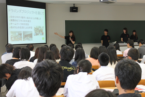 高校生に研究成果をプレゼンする学生たち 