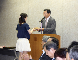 表彰する杉野会長