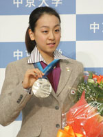 バンクーバーオリンピックで銀メダルを獲得した浅田真央選手（体育1）