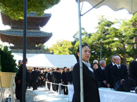 焼香に向かう会葬者の列