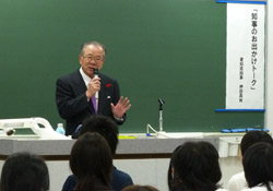 学生に熱く語りかける神田知事