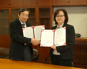 協定書を取り交わす檜山研究所長(左)とファン館長