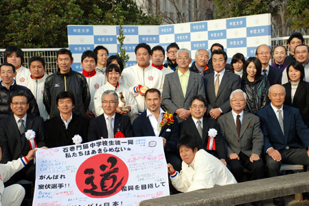 室伏准教授を囲む大学関係者と陸上競技部部員たち