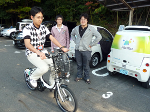 電動アシスト自転車に試乗する学生