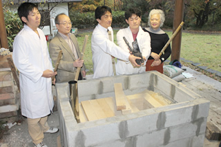 豊田キャンパスの竹炭窯（長谷川教授（左から2人目）、野浪教授（左か ら3人目）、大友教授（右端））