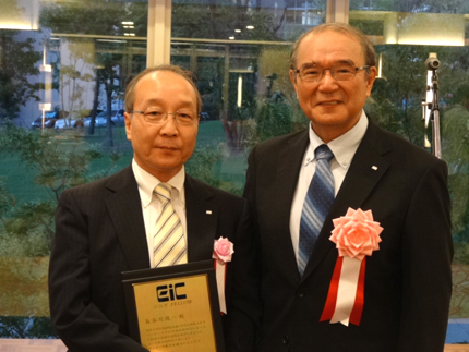 長谷川教授（左）と井上友二学会長