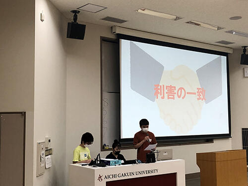 HP法学部・大山さんのチームの発表の様子.jpg