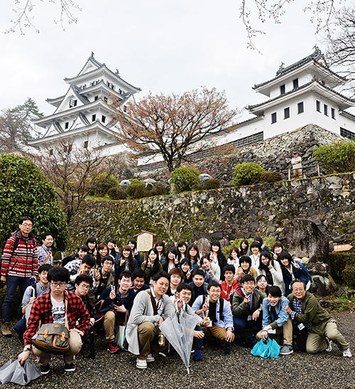 郡上八幡城での集合写真①HP用.jpg