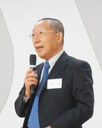 （写真2）佐藤隆文学部同窓会長.jpg