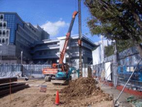 山留工事杭打設状況1