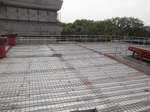 新1号館3Fメッシュワイヤー敷状況