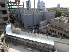 学生通路の仮囲い・屋根