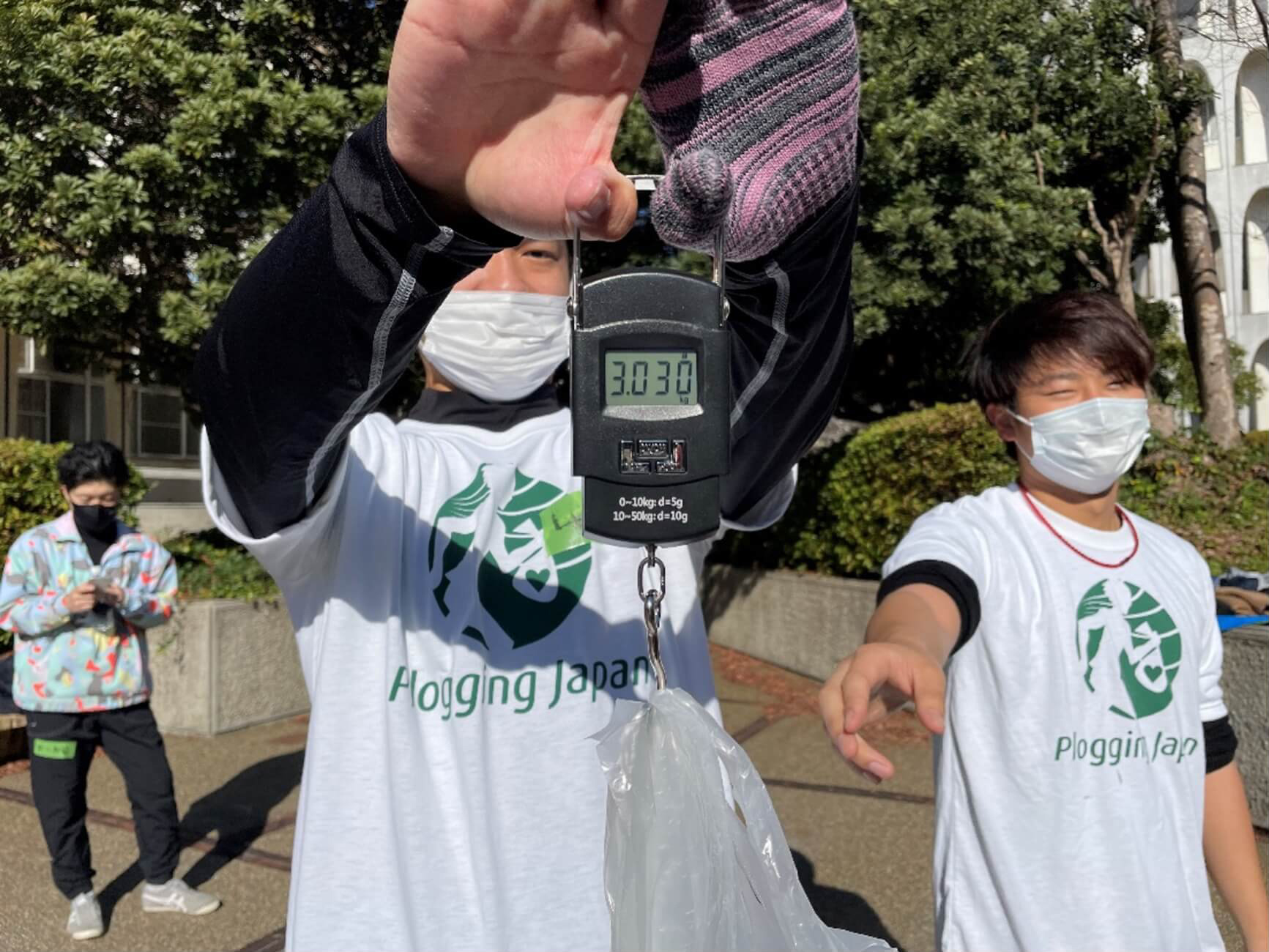 集めたごみを計測する湊さん(中央)と牧野さん(右)
