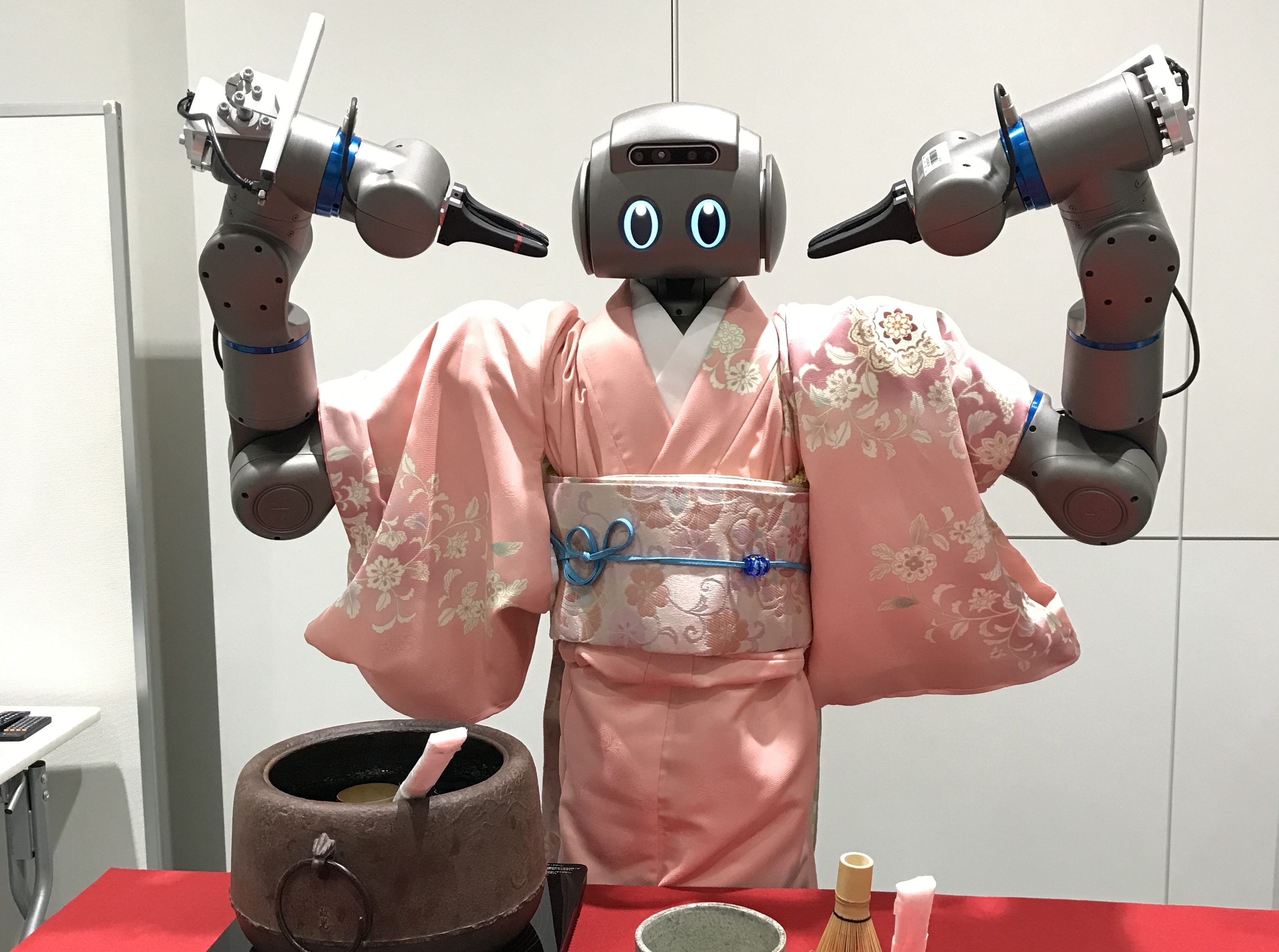 道具を巧みに使いこなす世界初のヒューマノイドお茶会ロボット