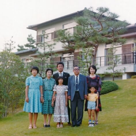 豊田の自宅。両親、家族と（1973～1975年頃）