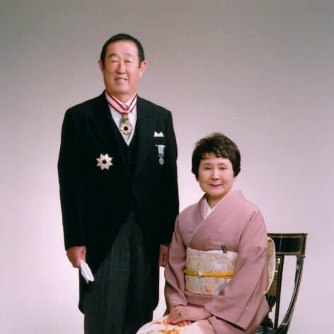 旭日重光章を受章。恵子夫人と（2009年）
