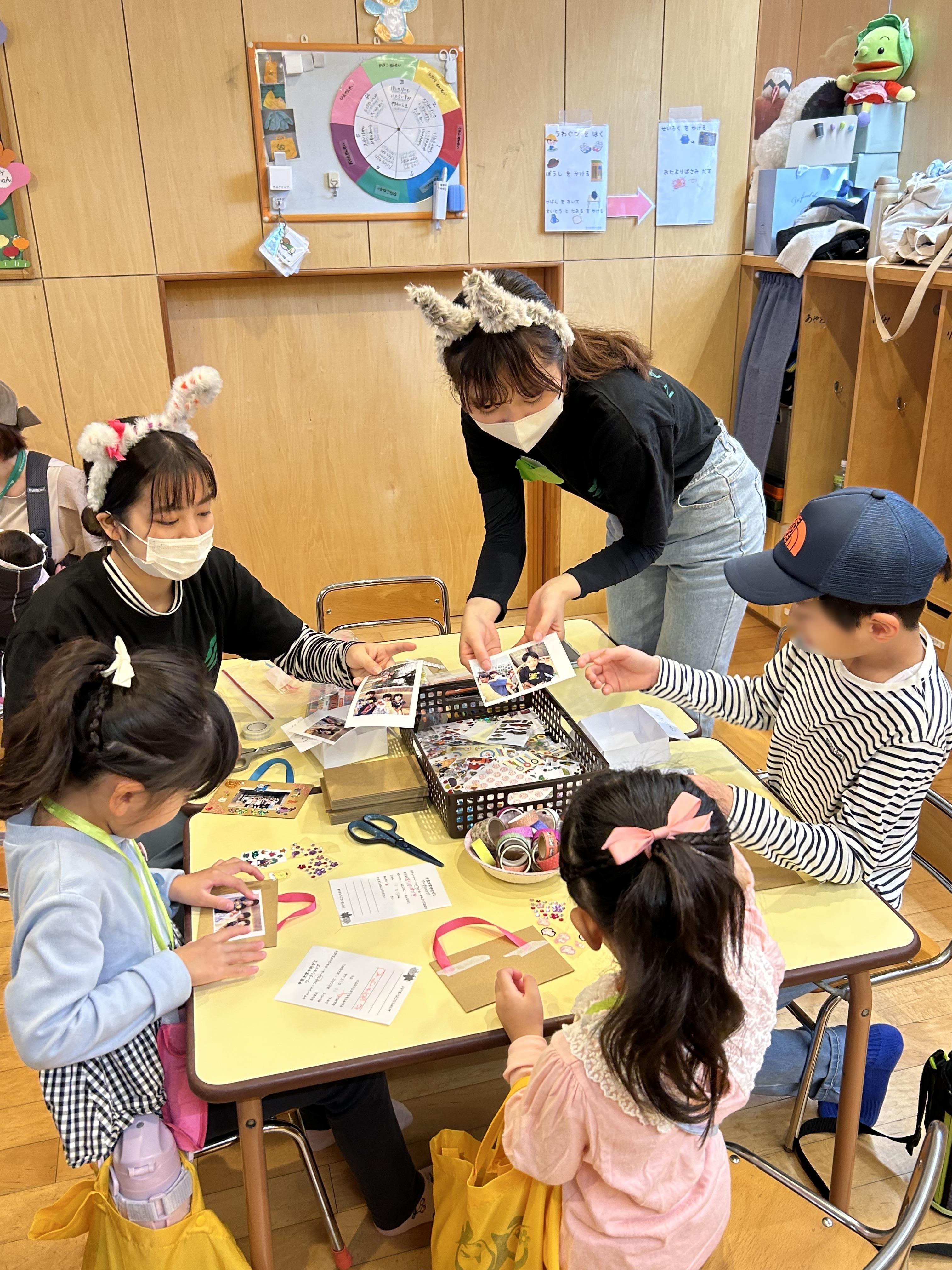 写真3ワークショップの様子（フォトフレーム作り.JPG