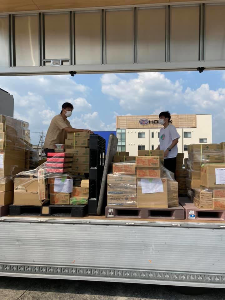 子ども食堂への寄付品の積み下ろし作業　中京大成ゼミ3年　安松、上條.jpg