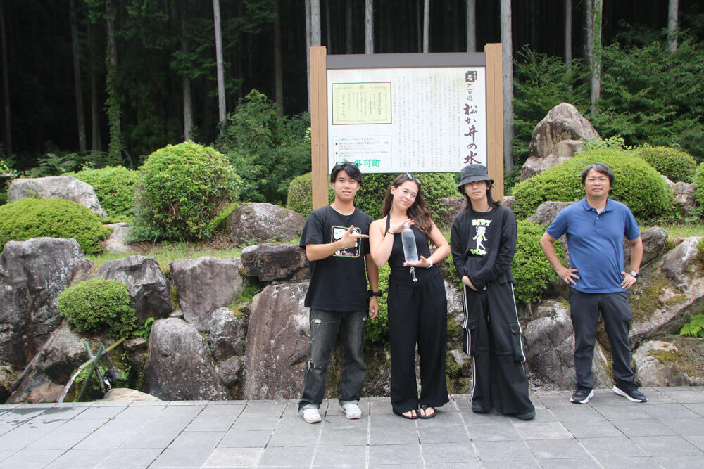 3-3　松か井の水の前で記念撮影.jpg