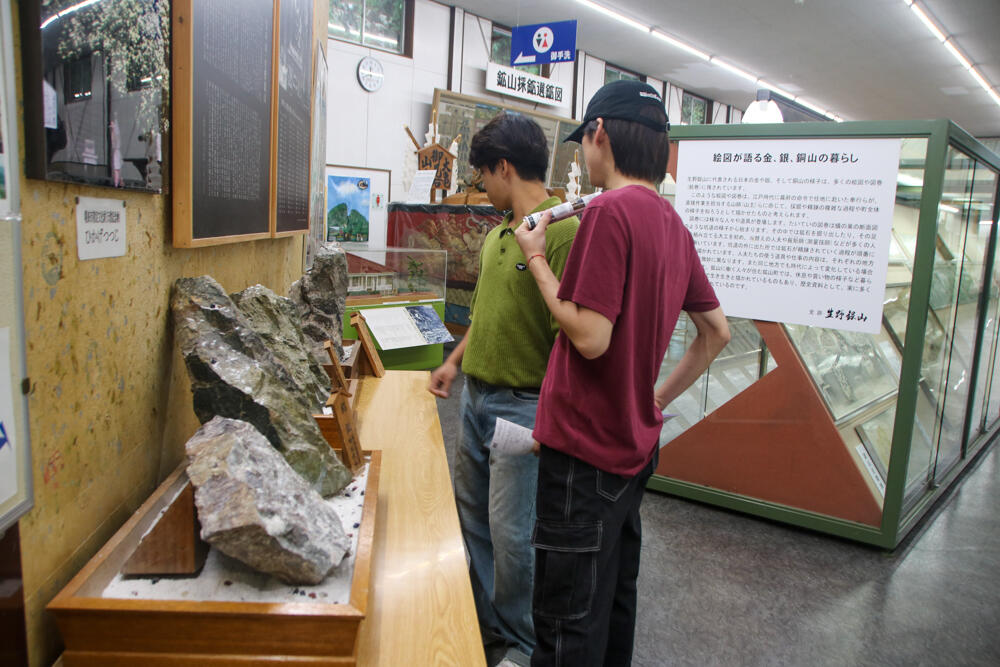 4-2　展示物を見学する学生.jpg