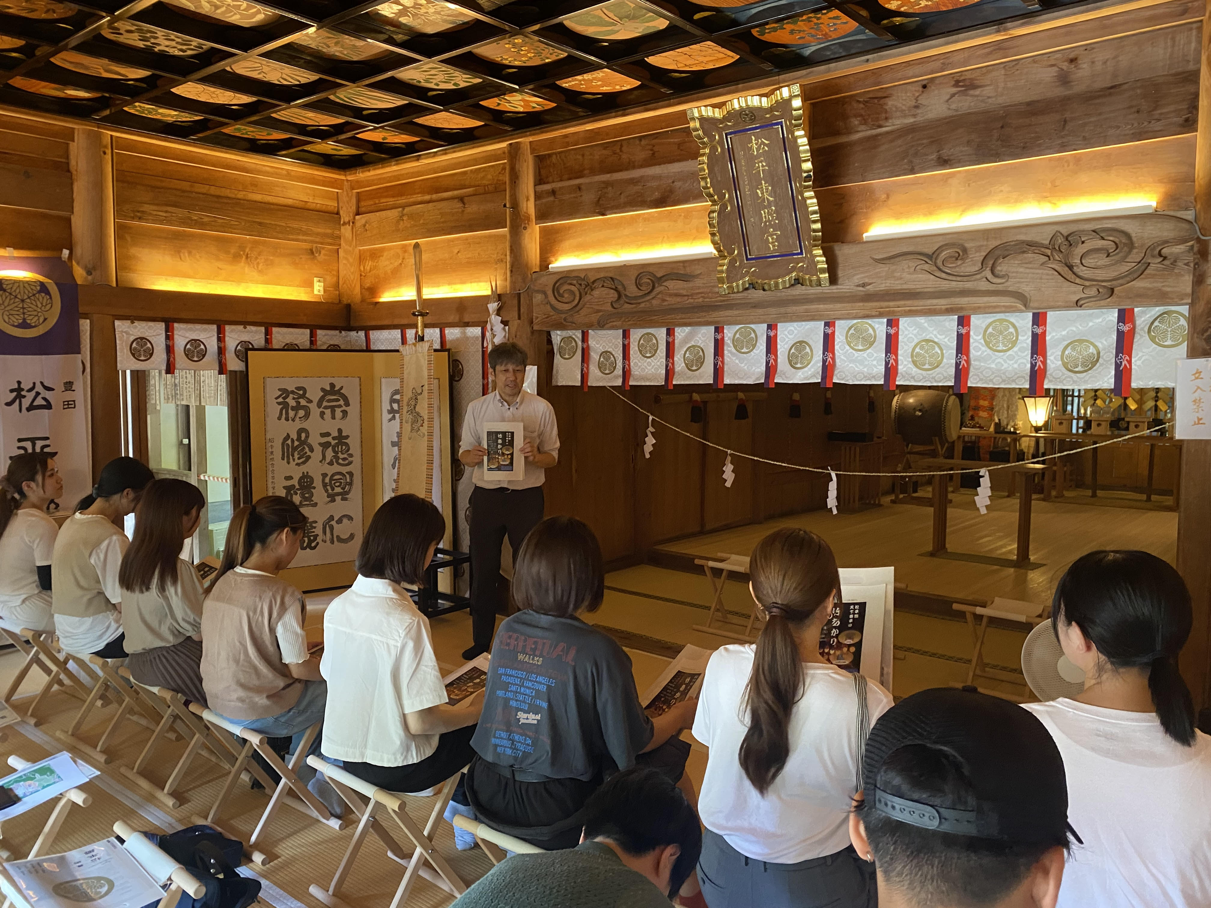 松平郷をまわる学生達②.jpg