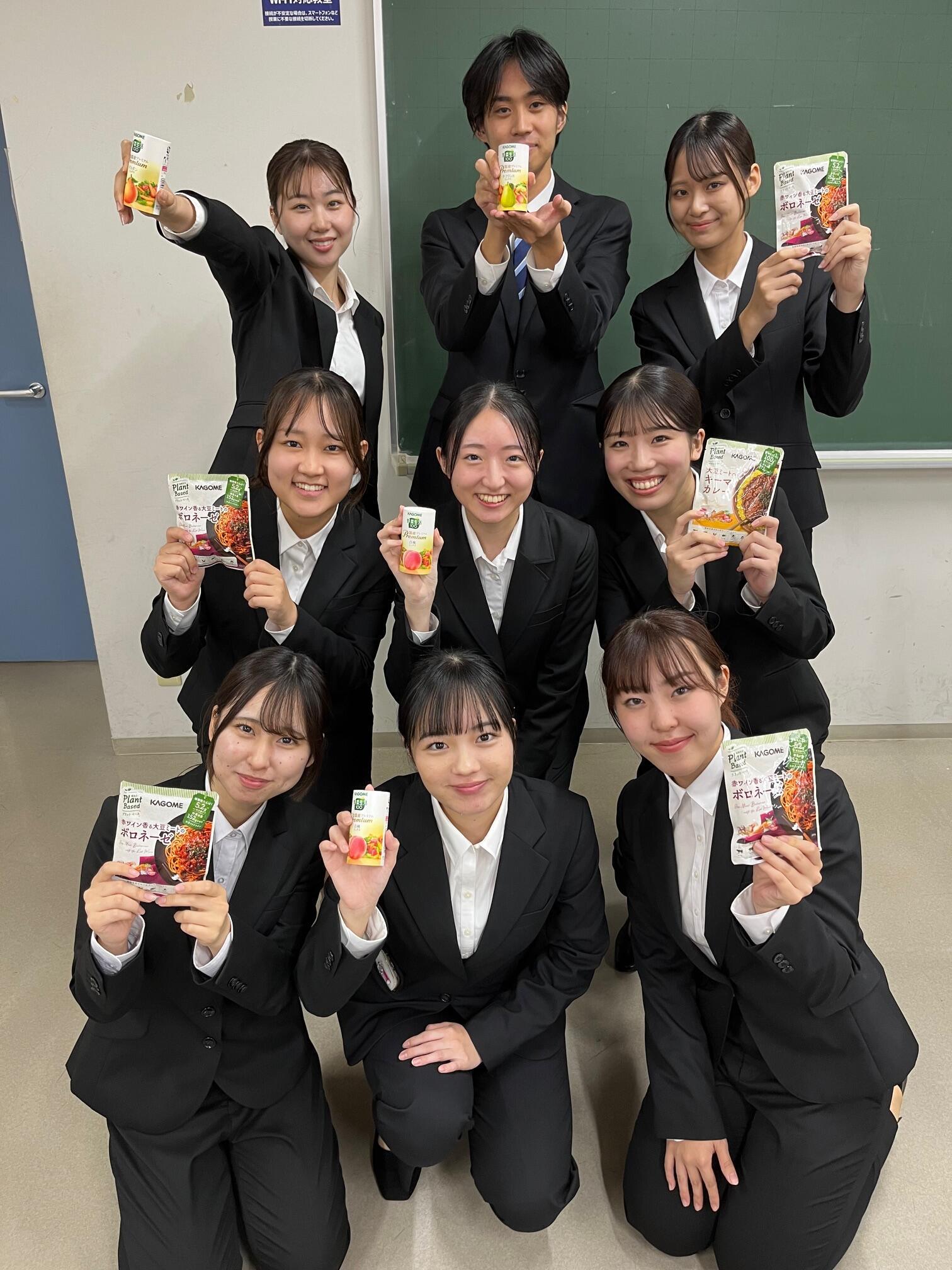 カゴメ商品に囲まれて.jpg