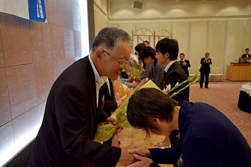 hp功労者への花束贈呈（手前杉本さん）.jpg