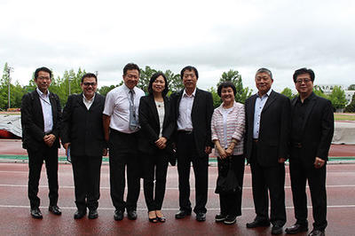 HP雨上がりの陸上競技場で記念写真 (1).jpg