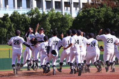 優勝を決め歓喜に沸く選手たち.JPG