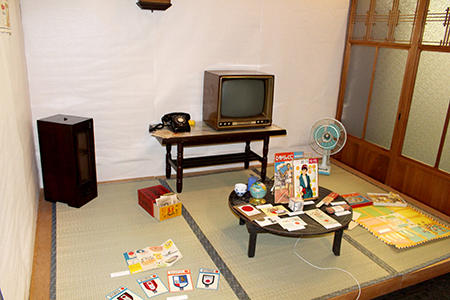 会場内に設けられた昭和の小部屋-a.jpg