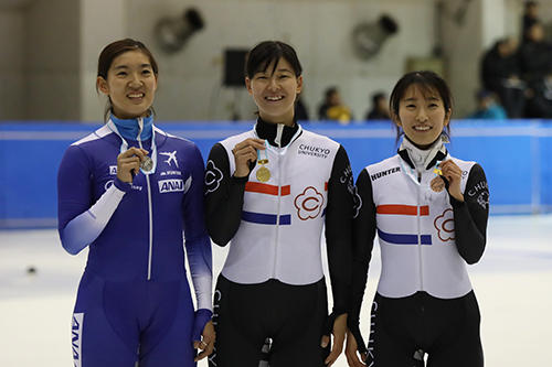 HP女子1500㍍優勝の平井選手(中）と3位入賞の小池選手.jpg