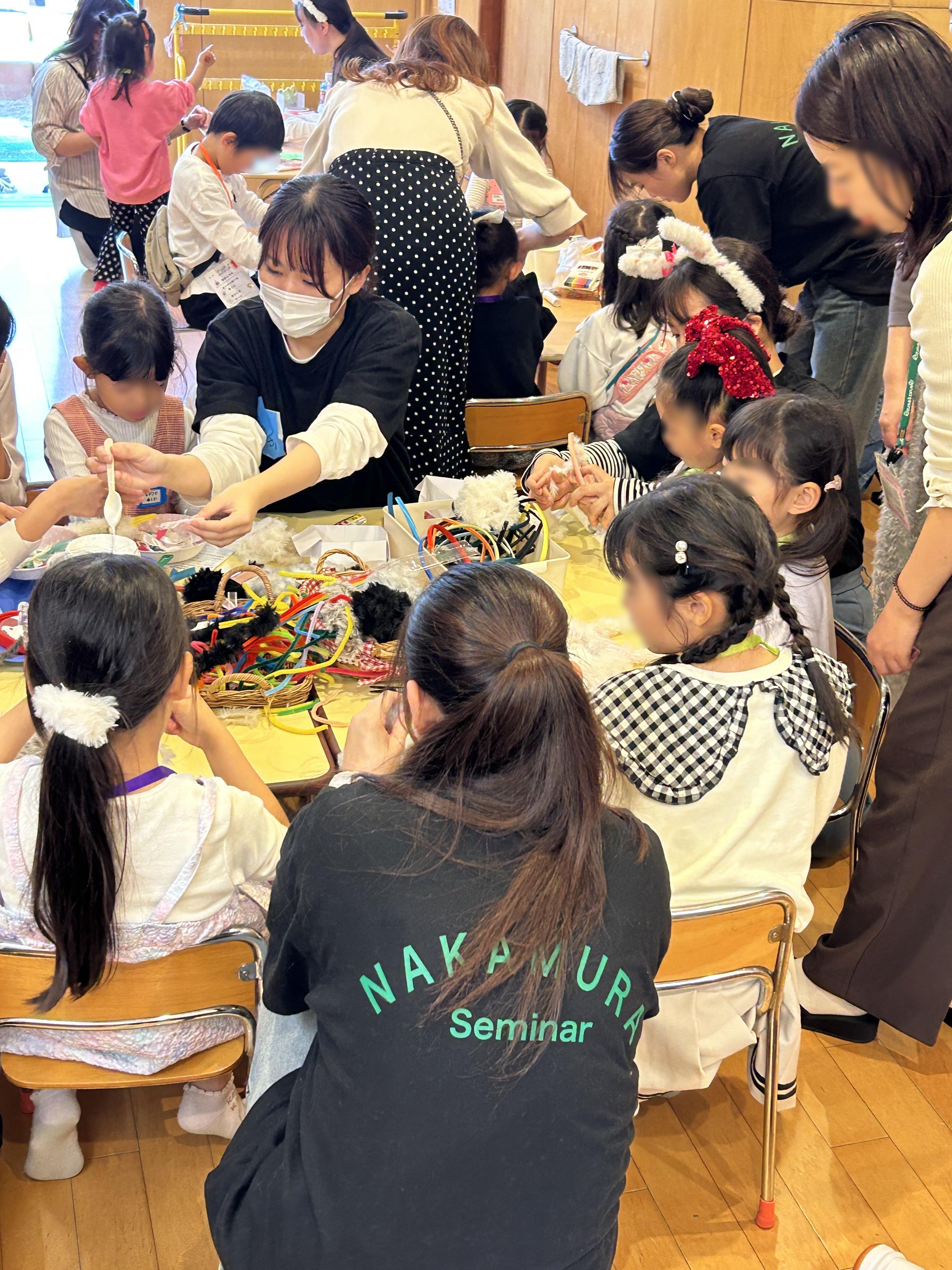 写真2ワークショップの様子（カチューシャ作り）.JPG