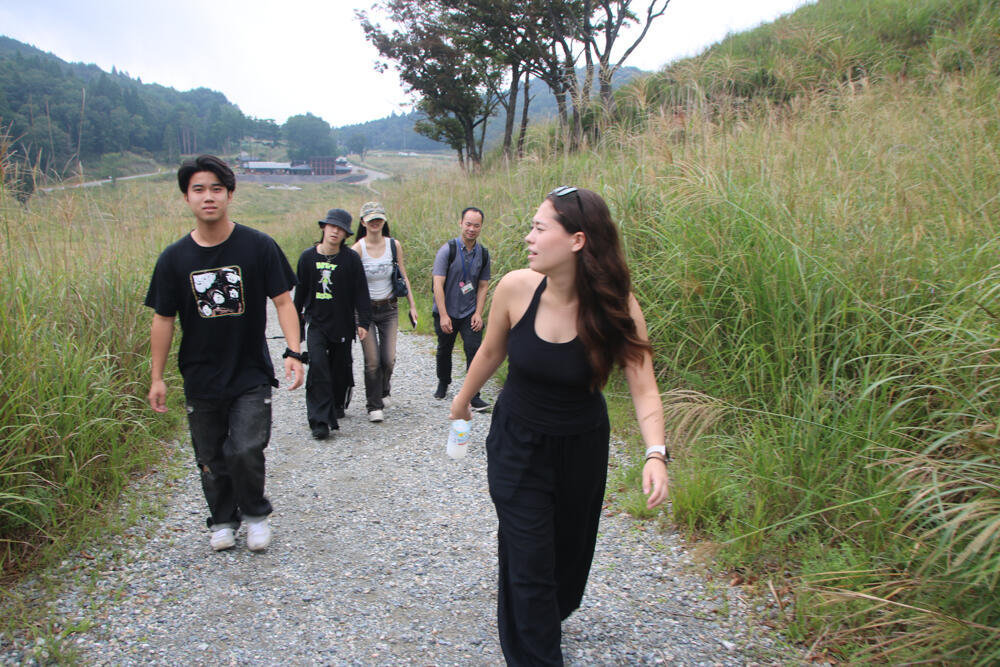 3-2　砥峰高原の散策をする学生.jpg