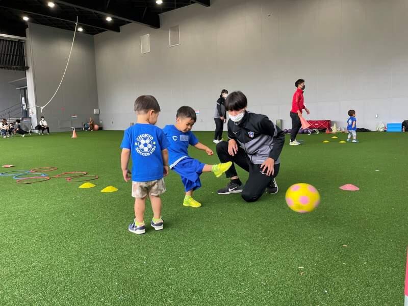 シュートをする子どもたち